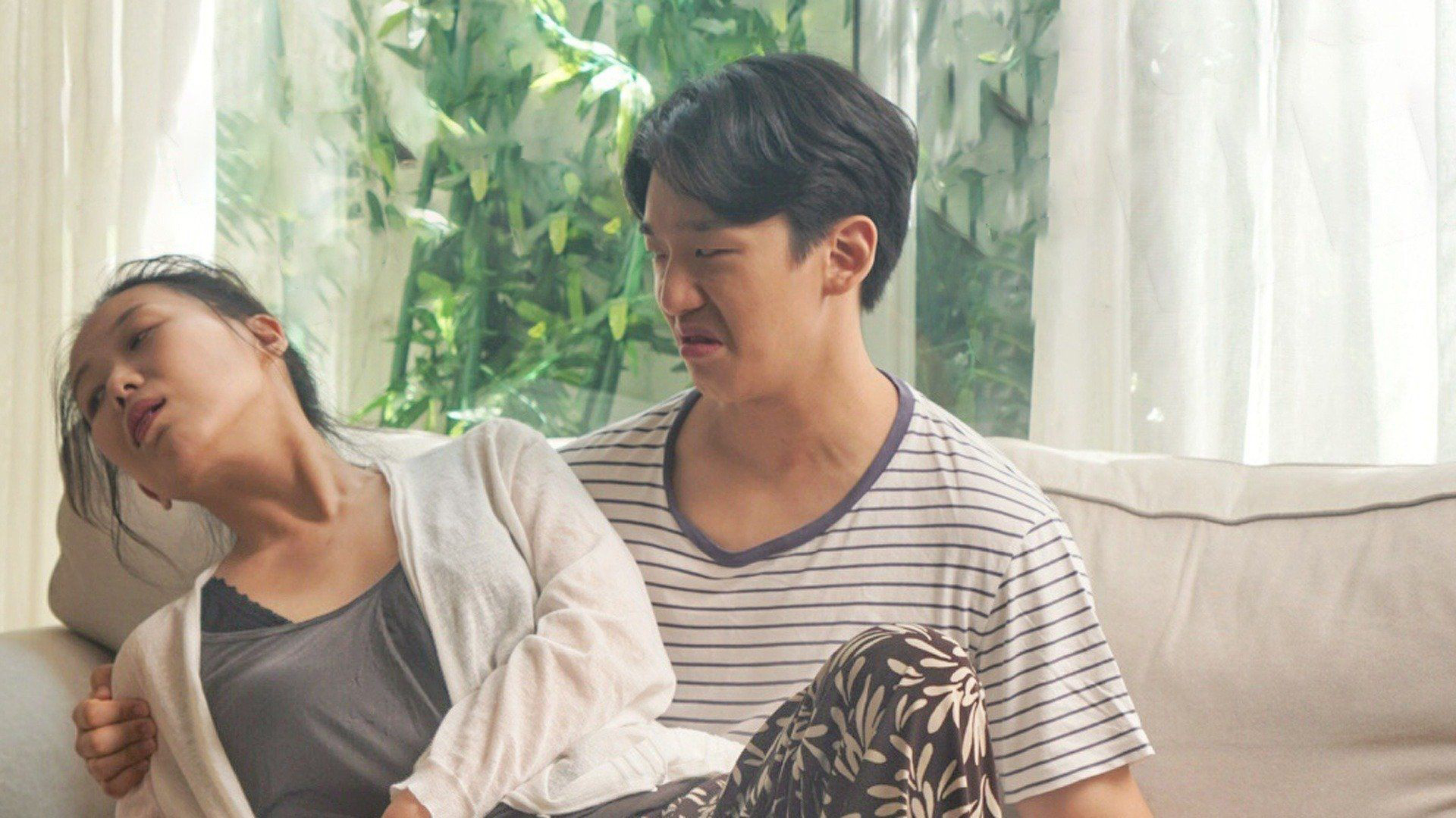 Xem phim Kẻ thù gặp nhau ở phòng khách của chúng tôi Vietsub HD