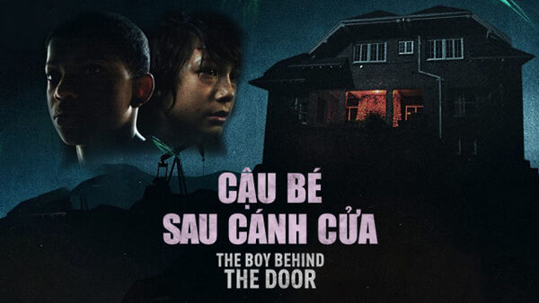 Poster phim Cậu Bé Sau Cánh Cửa